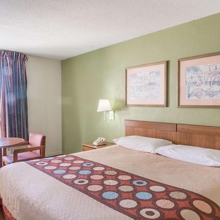 Super 8 By Wyndham Tifton Otel Dış mekan fotoğraf