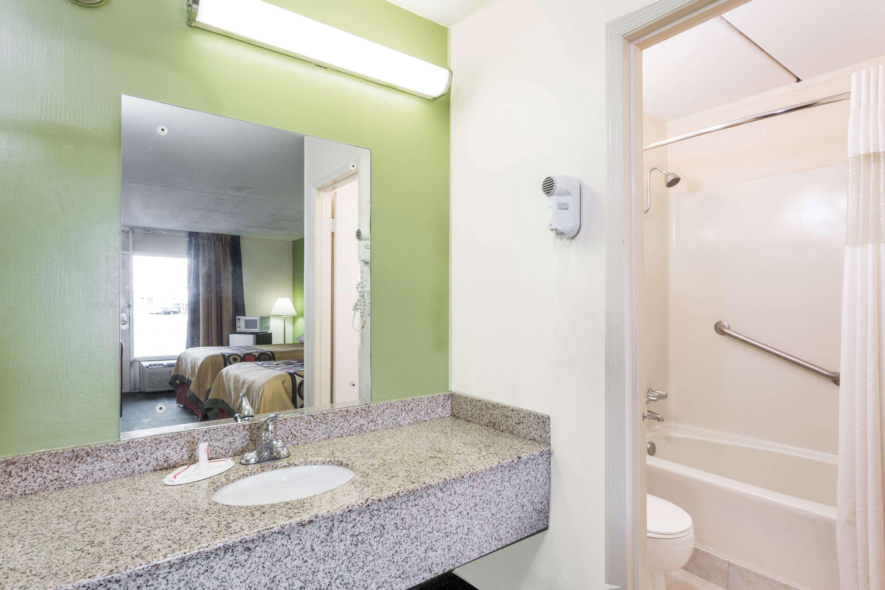 Super 8 By Wyndham Tifton Otel Dış mekan fotoğraf