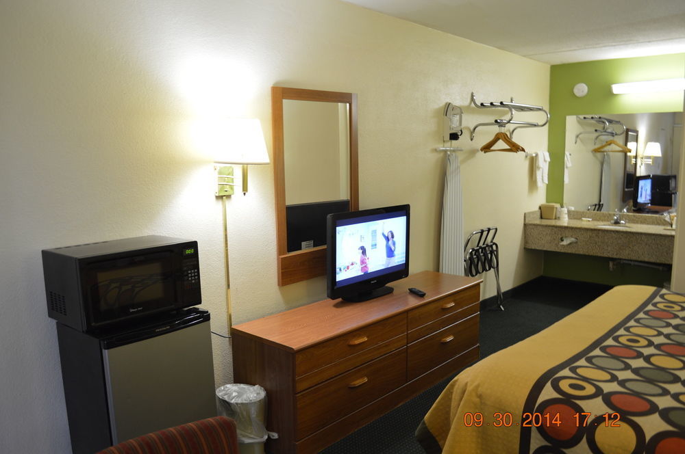 Super 8 By Wyndham Tifton Otel Dış mekan fotoğraf