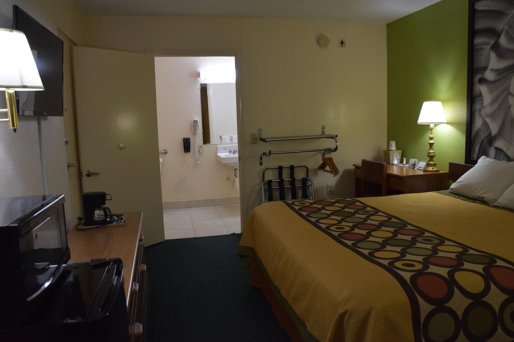 Super 8 By Wyndham Tifton Otel Dış mekan fotoğraf