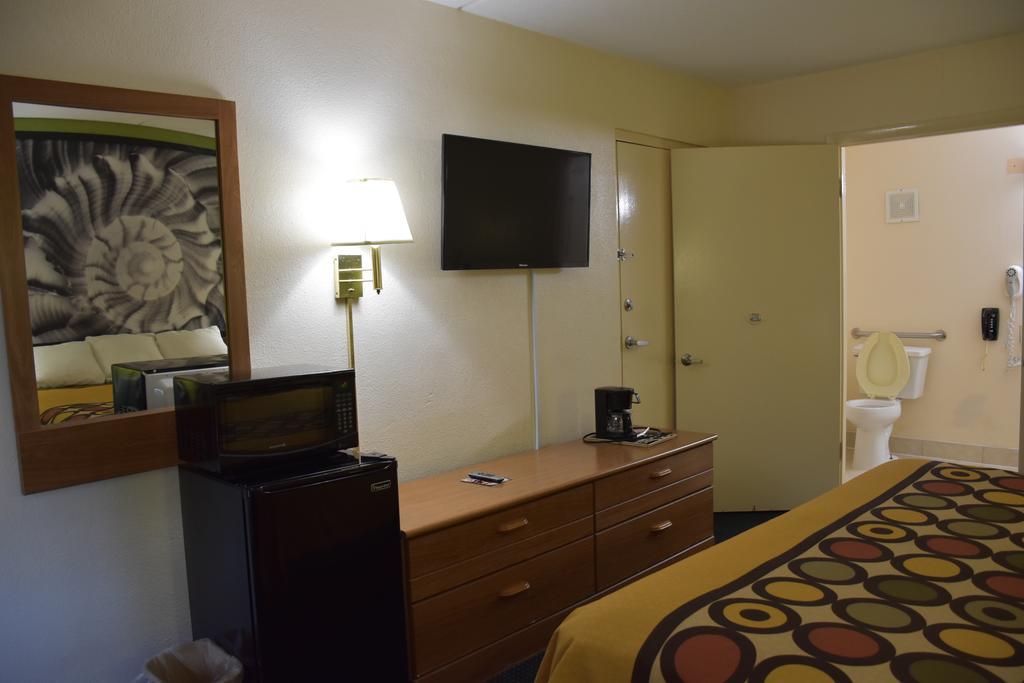 Super 8 By Wyndham Tifton Otel Dış mekan fotoğraf