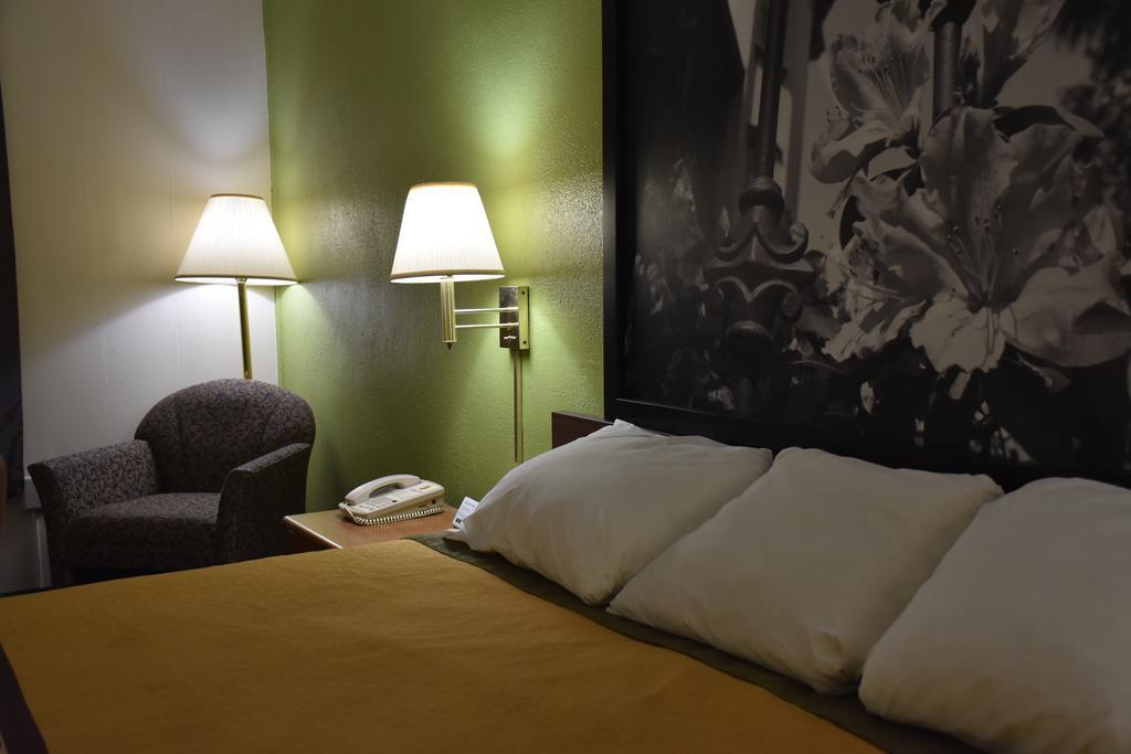 Super 8 By Wyndham Tifton Otel Dış mekan fotoğraf
