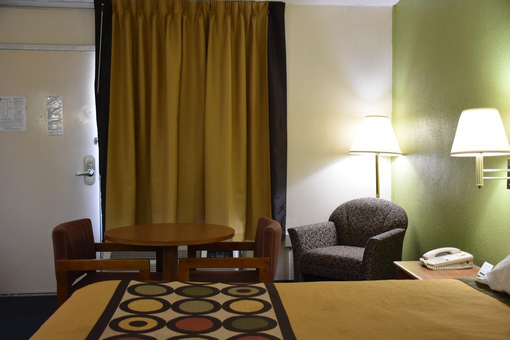 Super 8 By Wyndham Tifton Otel Dış mekan fotoğraf