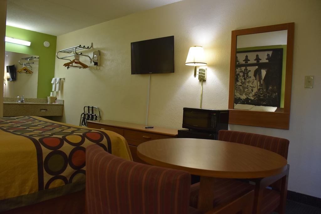 Super 8 By Wyndham Tifton Otel Dış mekan fotoğraf
