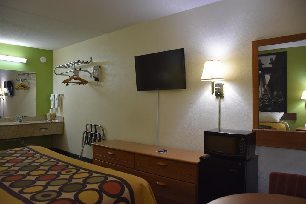 Super 8 By Wyndham Tifton Otel Dış mekan fotoğraf