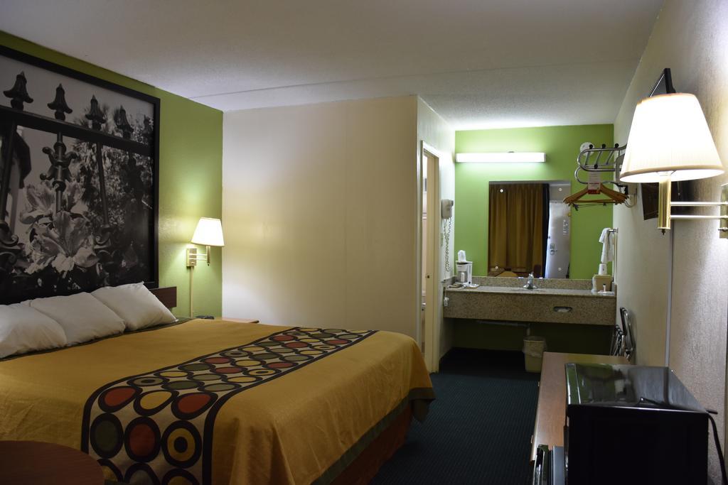 Super 8 By Wyndham Tifton Otel Dış mekan fotoğraf
