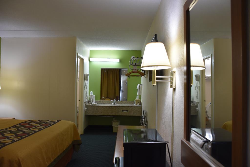 Super 8 By Wyndham Tifton Otel Dış mekan fotoğraf