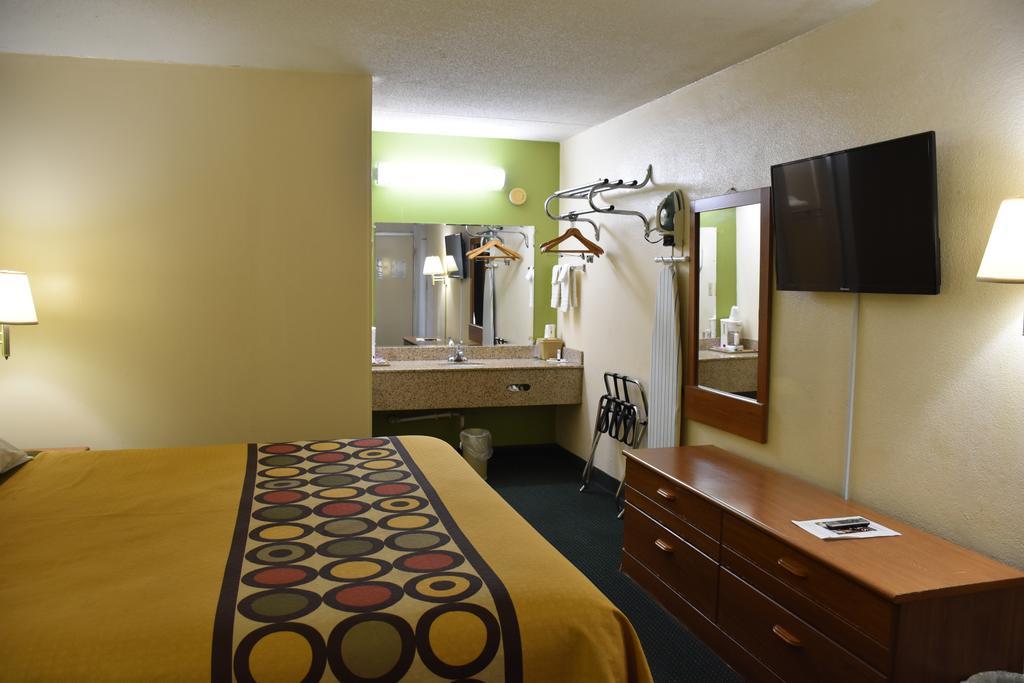 Super 8 By Wyndham Tifton Otel Dış mekan fotoğraf
