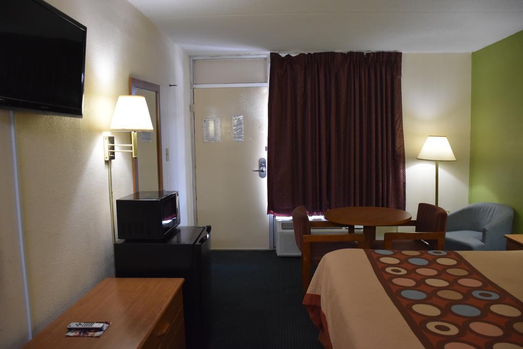 Super 8 By Wyndham Tifton Otel Dış mekan fotoğraf