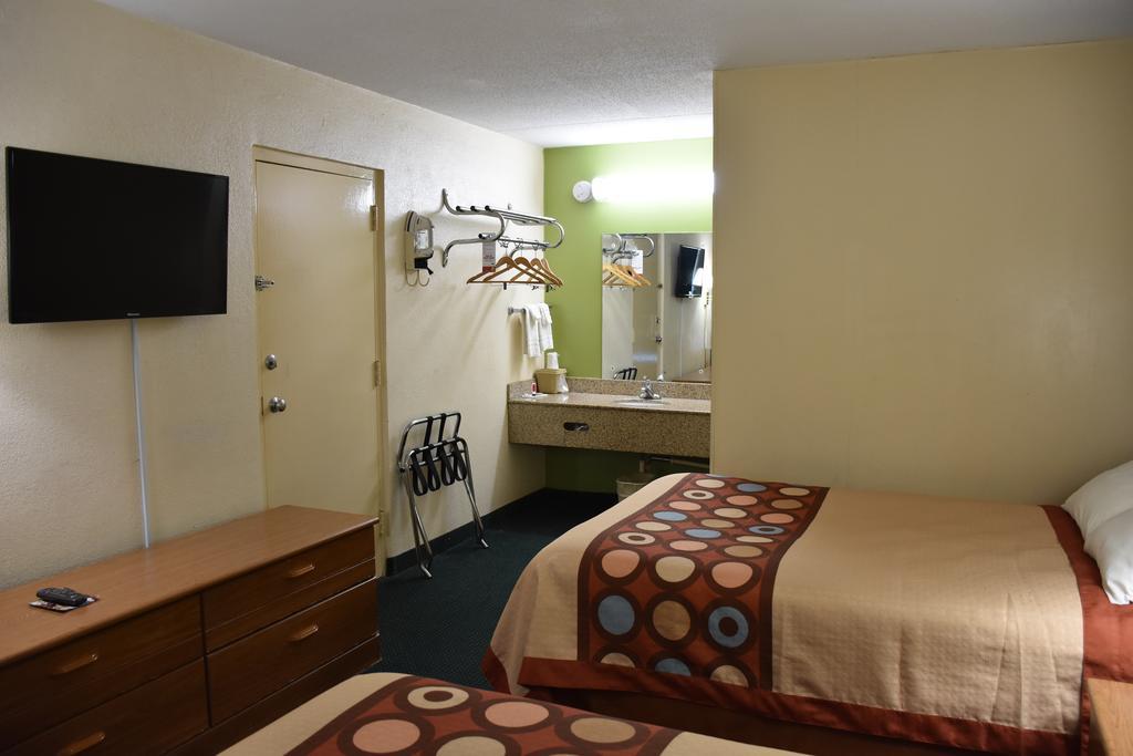 Super 8 By Wyndham Tifton Otel Dış mekan fotoğraf