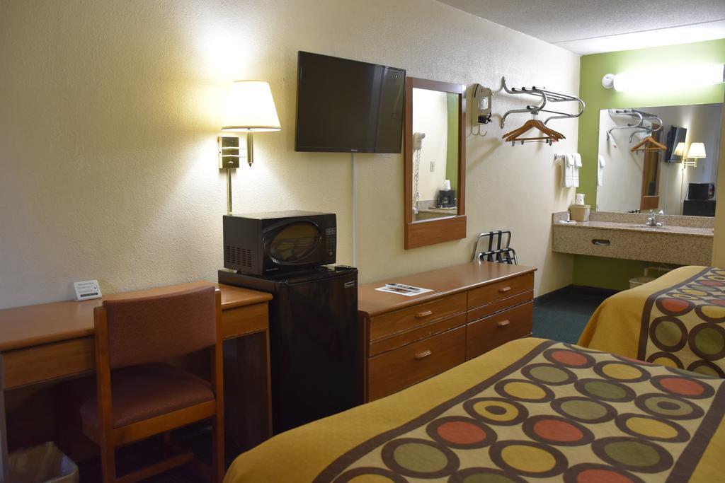 Super 8 By Wyndham Tifton Otel Dış mekan fotoğraf