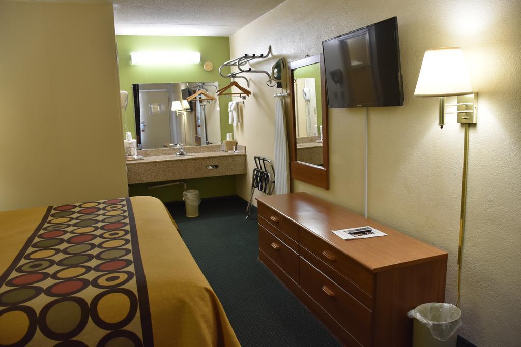 Super 8 By Wyndham Tifton Otel Dış mekan fotoğraf