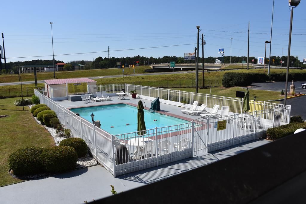 Super 8 By Wyndham Tifton Otel Dış mekan fotoğraf